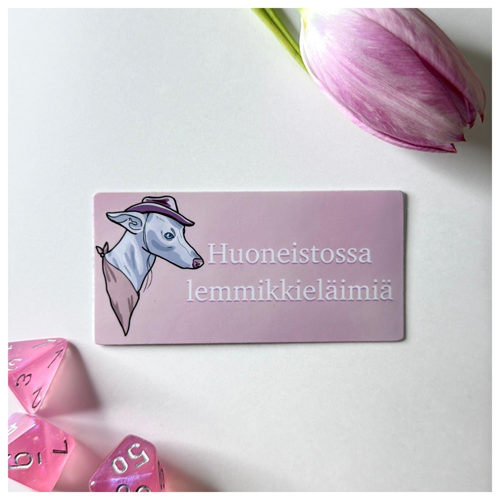Huoneistossa lemmikkieläimiä -koiratarra