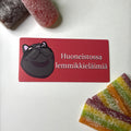 Huoneistossa lemmikkieläimiä -kissatarra, punainen, pieni